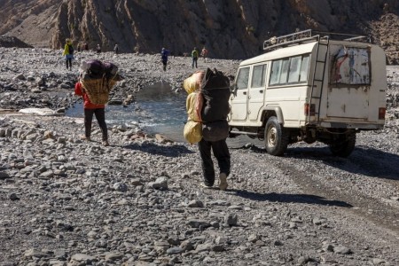 Tourist and porters on upper mustang trek