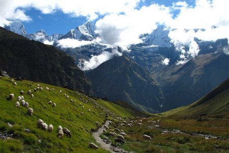 How long is the Annapurna Circuit trek