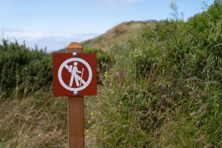 Trek restriction sign